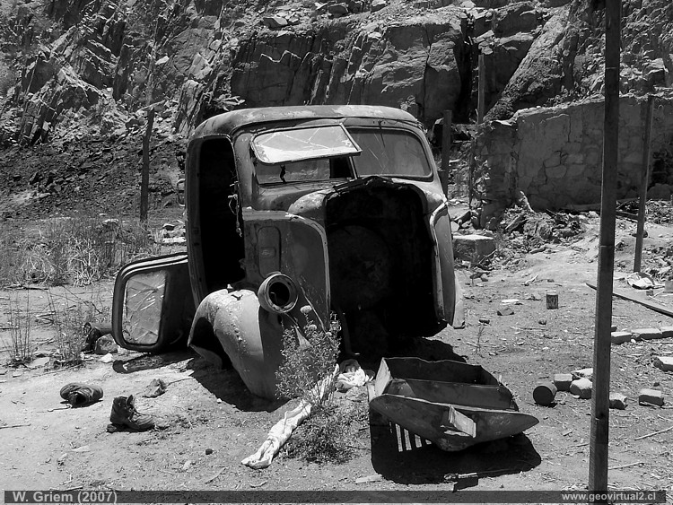 Auto botado en el desierto
