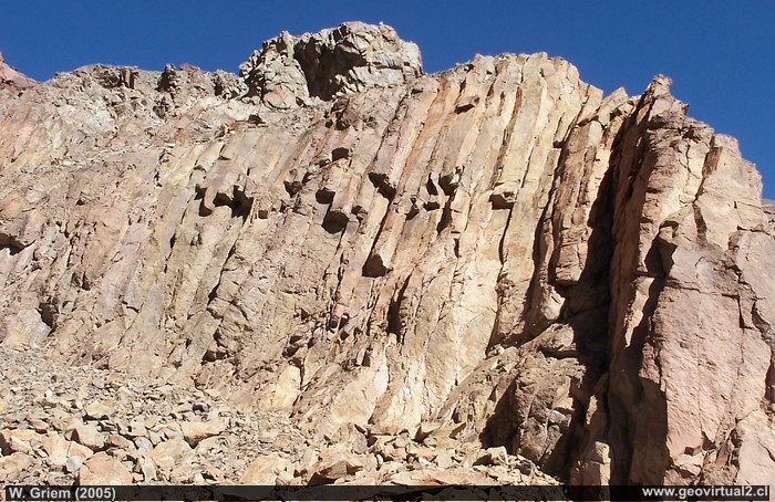 Columnata de enfriamiento en rocas volcanicas
