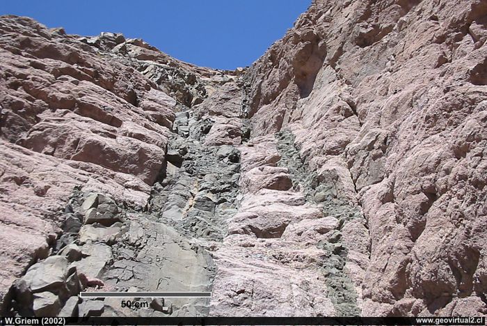 Dique máfico (Plagioclasa, Clorita) en Qda. Paipote, Región Atacama)