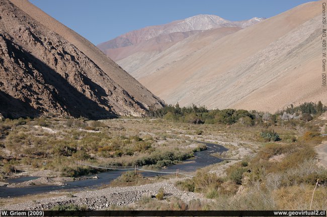 Puente colgante cerca del pueblo Conay, Atacama - Chile 