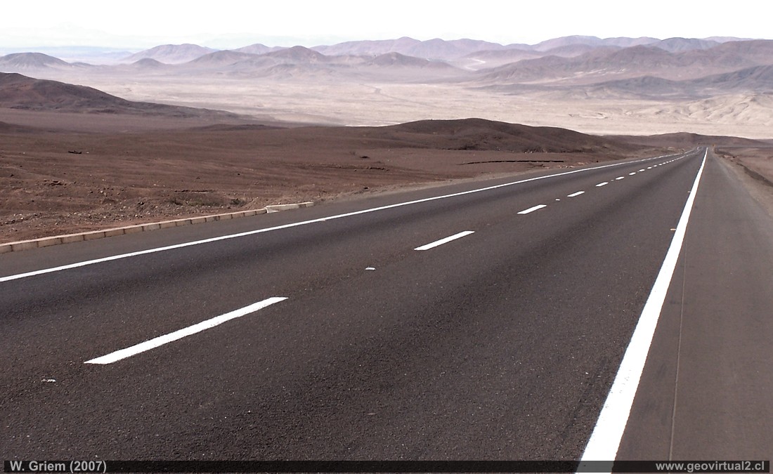 Die Panamerikana in der Atacama Wüste von Chile