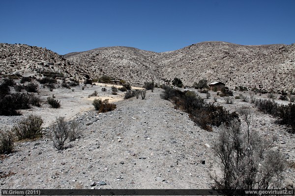Ehemaiger Bahndamm in der Atacamawüste, Chile