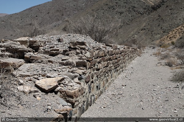 Reste des ehemaligen Bahnhofes von Yerbas Buenas in den Bergen der Anden in der Atacama Wüste, Chile