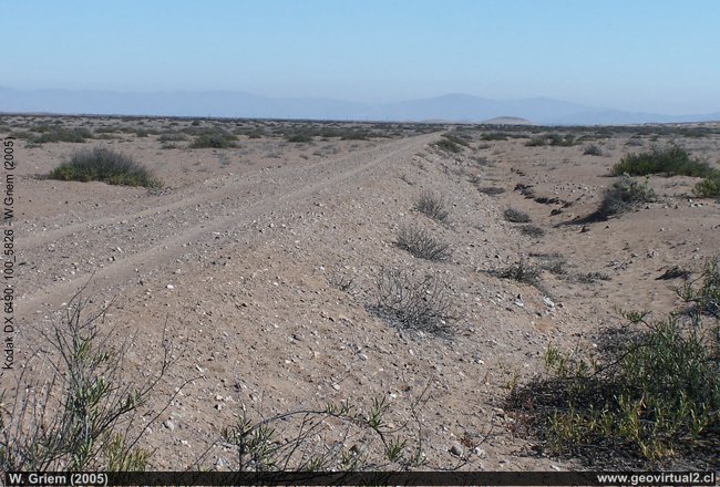 Bahndamm in der Atacama Wüste, Chile