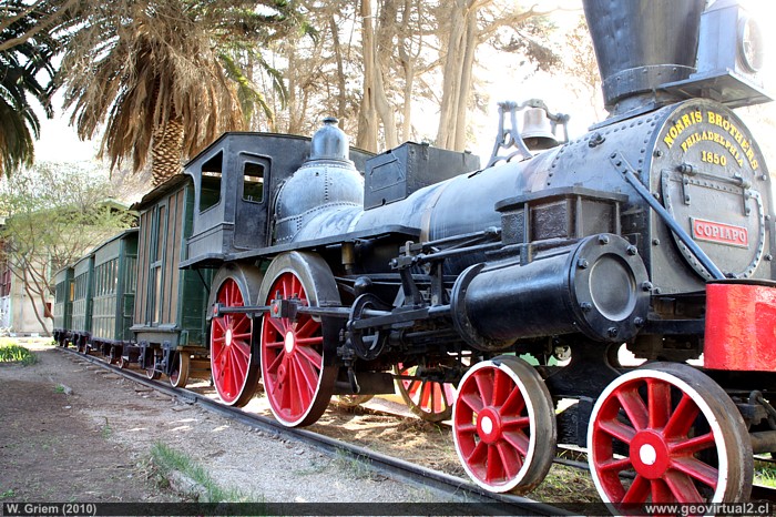 Locomotora La Copiapo con tren en la Universidad de Atacama, Chile 