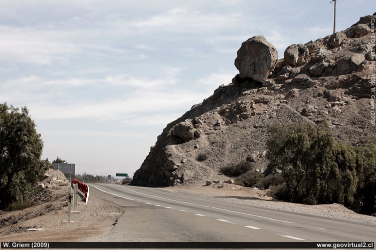 Piedra Colgada con la Piedra y carretera Panamericana
