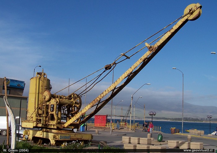 Grua en el puerto de Huasco de la Región de Atacama, Chile