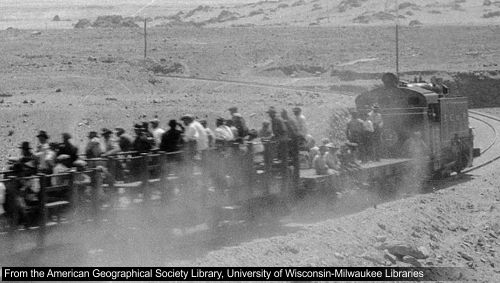 Robert Platt: Tren con personas cerca de Chañaral, Atacama, Chile
