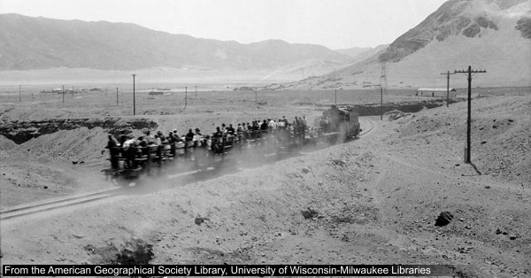 Tren con personas paradas cerca de Chañaral en 1930